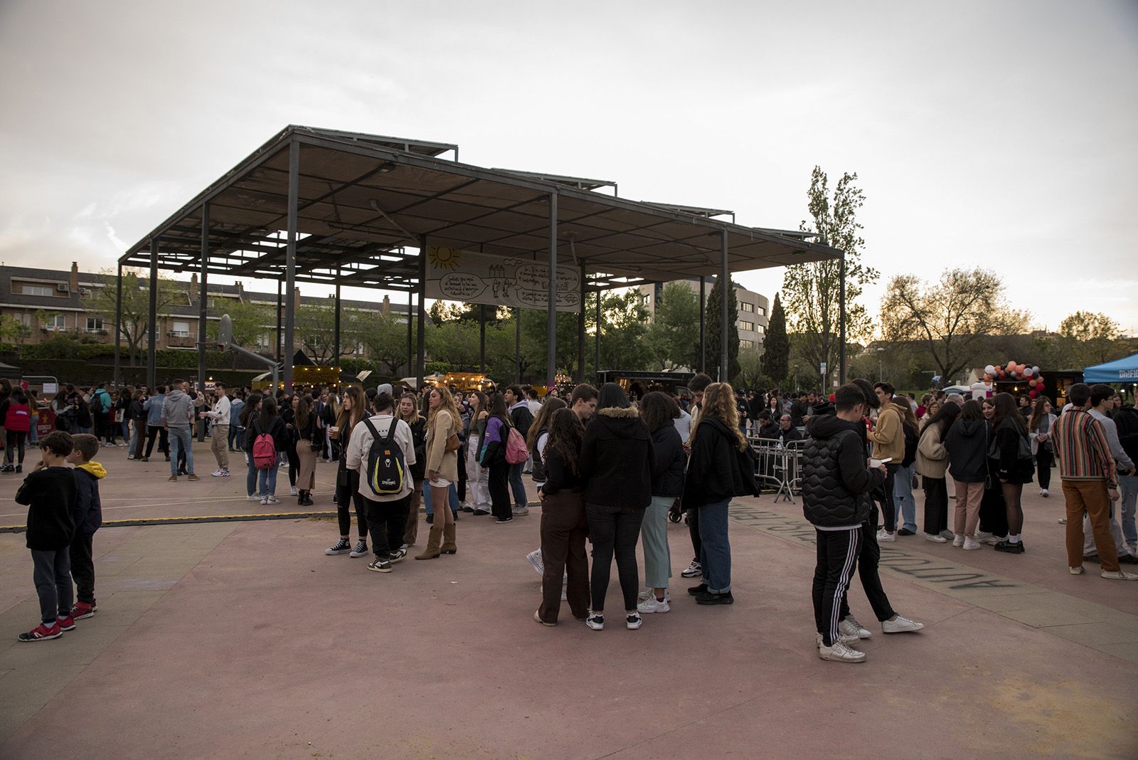 Tindercat presencial per Sant Jordi. FOTO: Bernat Millet.