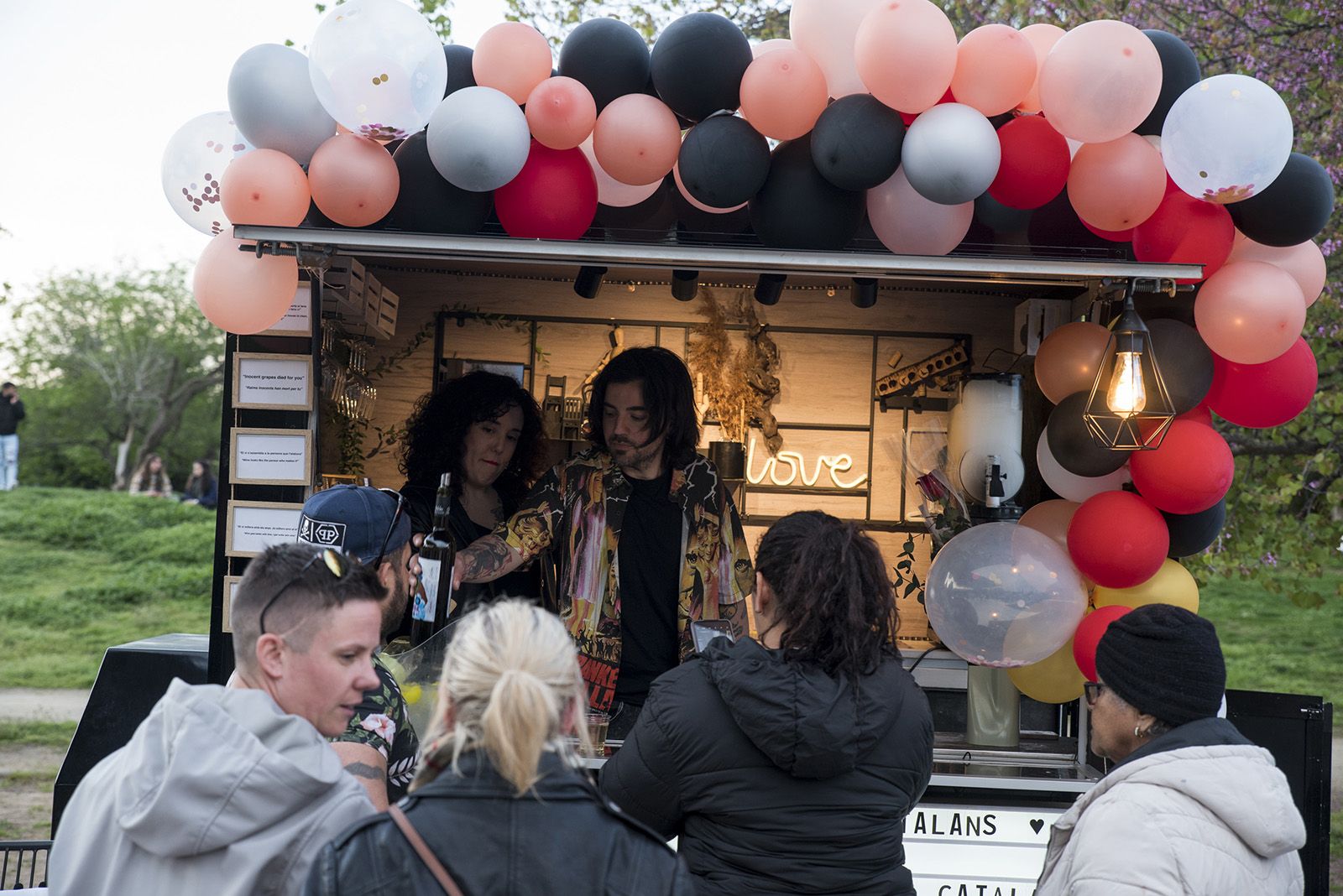 Tindercat presencial per Sant Jordi. FOTO: Bernat Millet.