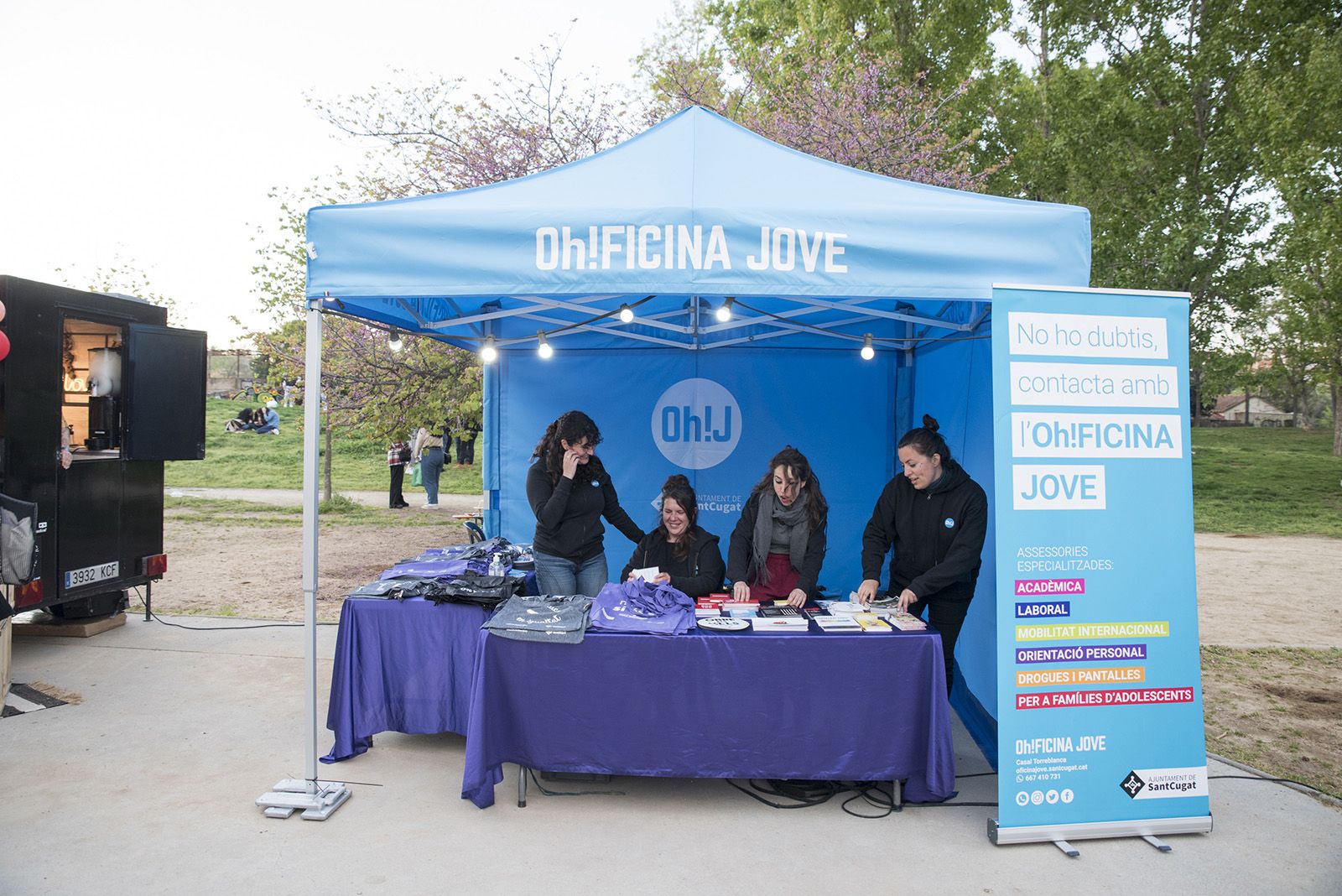 Tindercat presencial per Sant Jordi. FOTO: Bernat Millet.