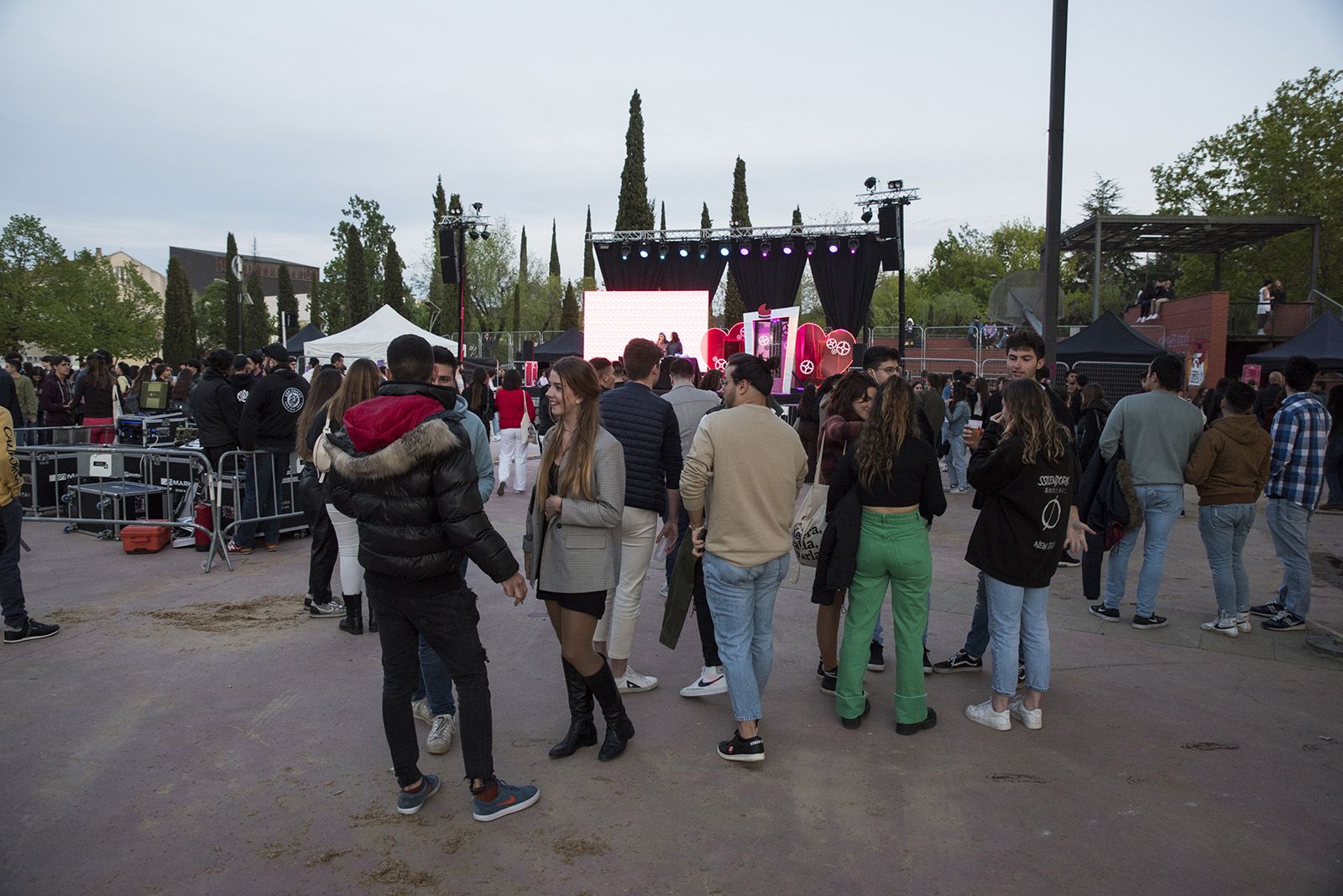 Tindercat presencial per Sant Jordi. FOTO: Bernat Millet.