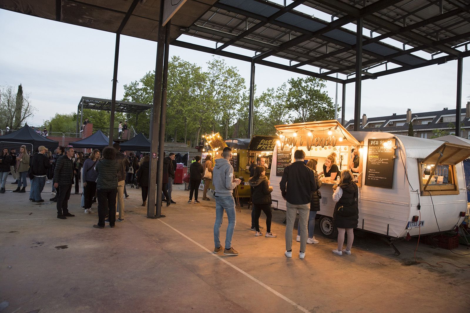 Tindercat presencial per Sant Jordi. FOTO: Bernat Millet.