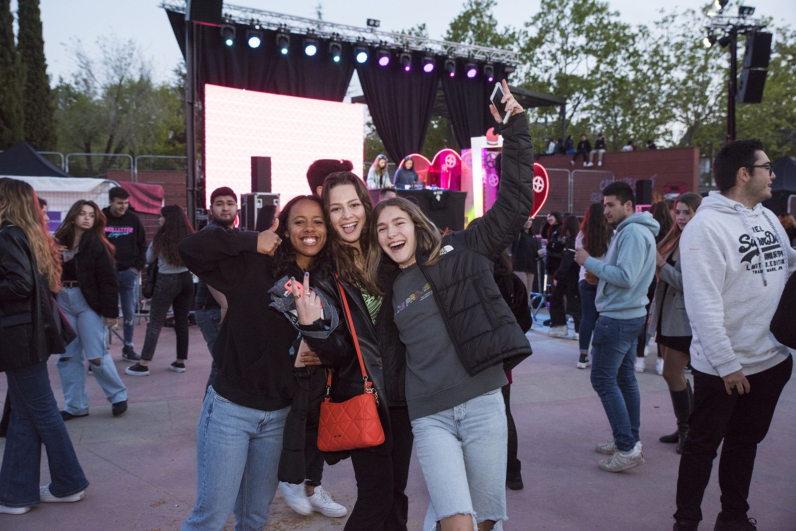 Tindercat presencial per Sant Jordi. FOTO: Bernat Millet.