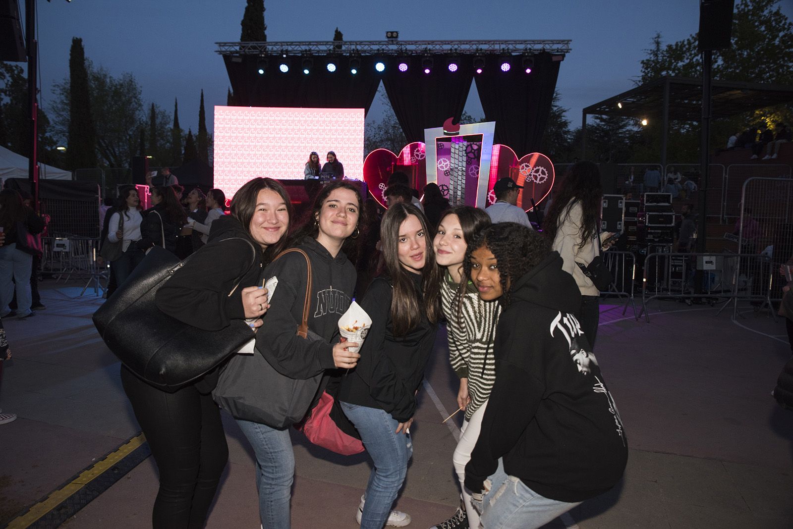 Tindercat presencial per Sant Jordi. FOTO: Bernat Millet.