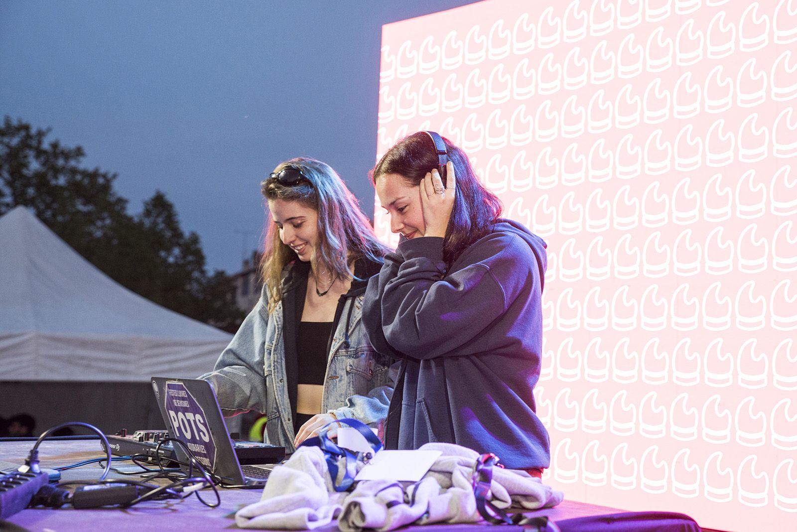 Tindercat presencial per Sant Jordi. FOTO: Bernat Millet.