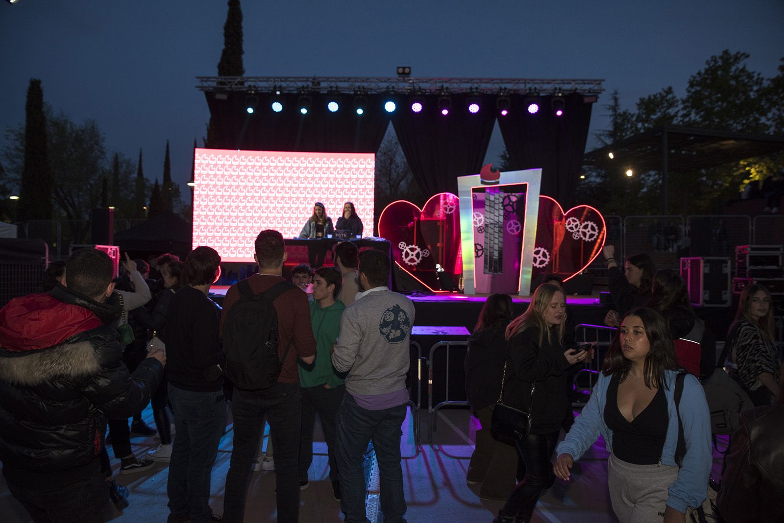 Tindercat presencial per Sant Jordi. FOTO: Bernat Millet.