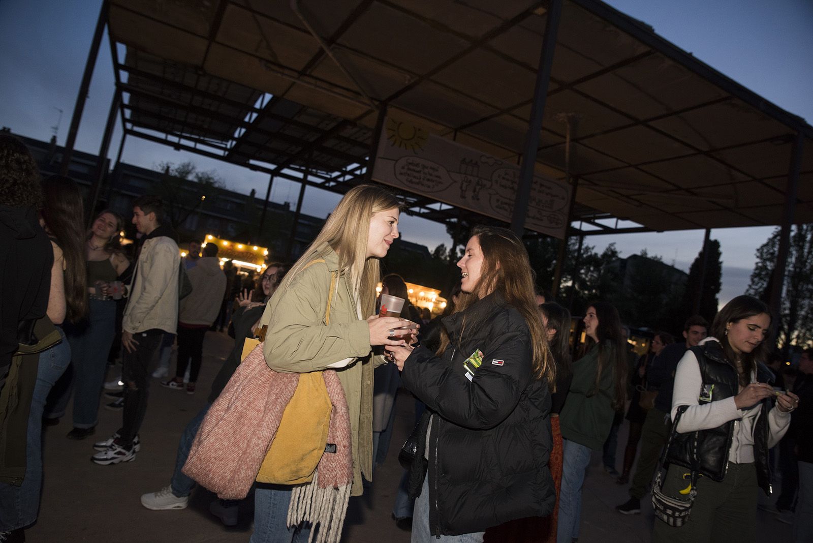 Tindercat presencial per Sant Jordi. FOTO: Bernat Millet.