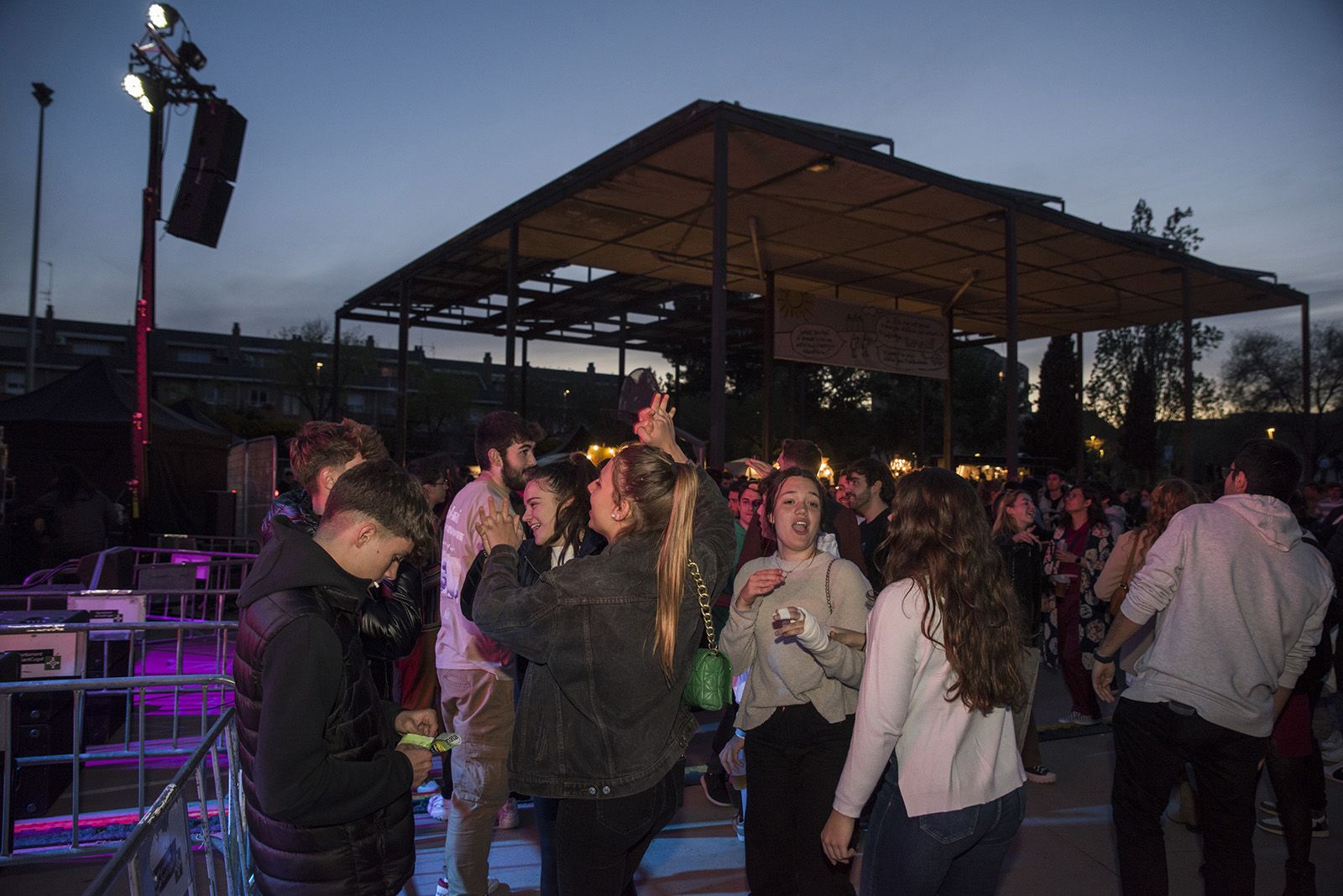 Tindercat presencial per Sant Jordi. FOTO: Bernat Millet.
