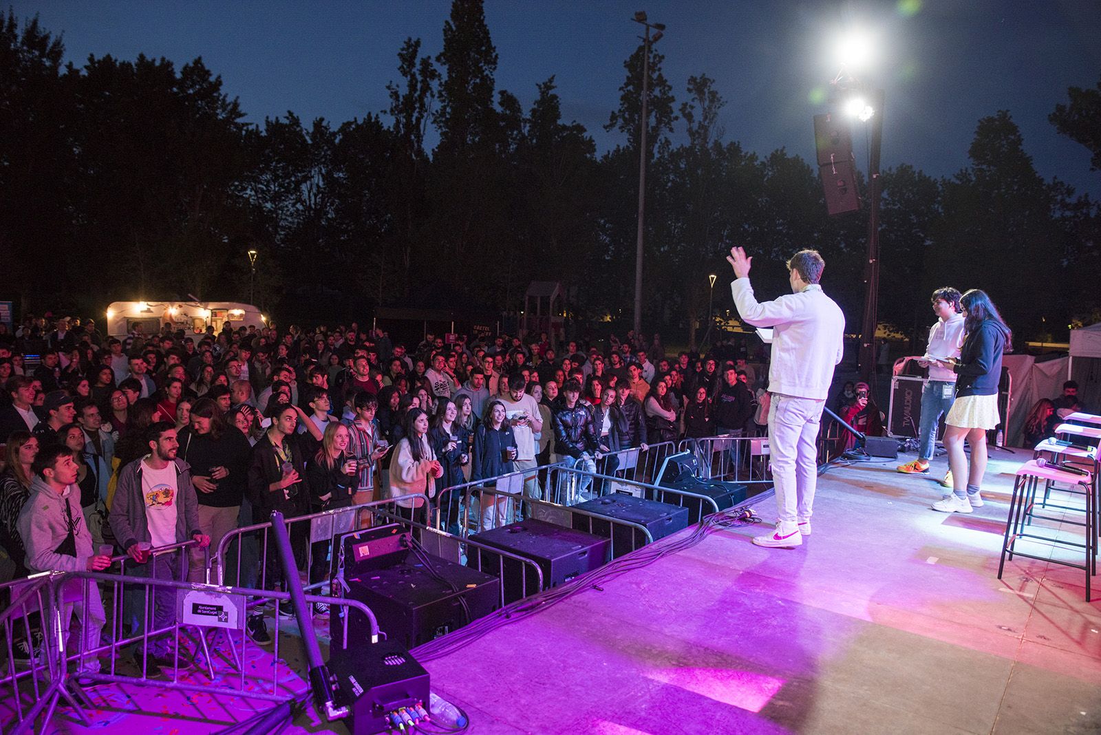 Tindercat presencial per Sant Jordi. FOTO: Bernat Millet.