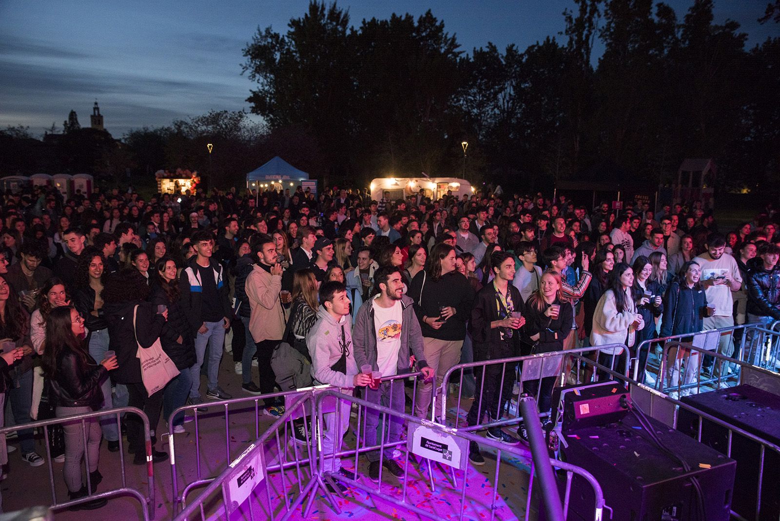 Tindercat presencial per Sant Jordi. FOTO: Bernat Millet.