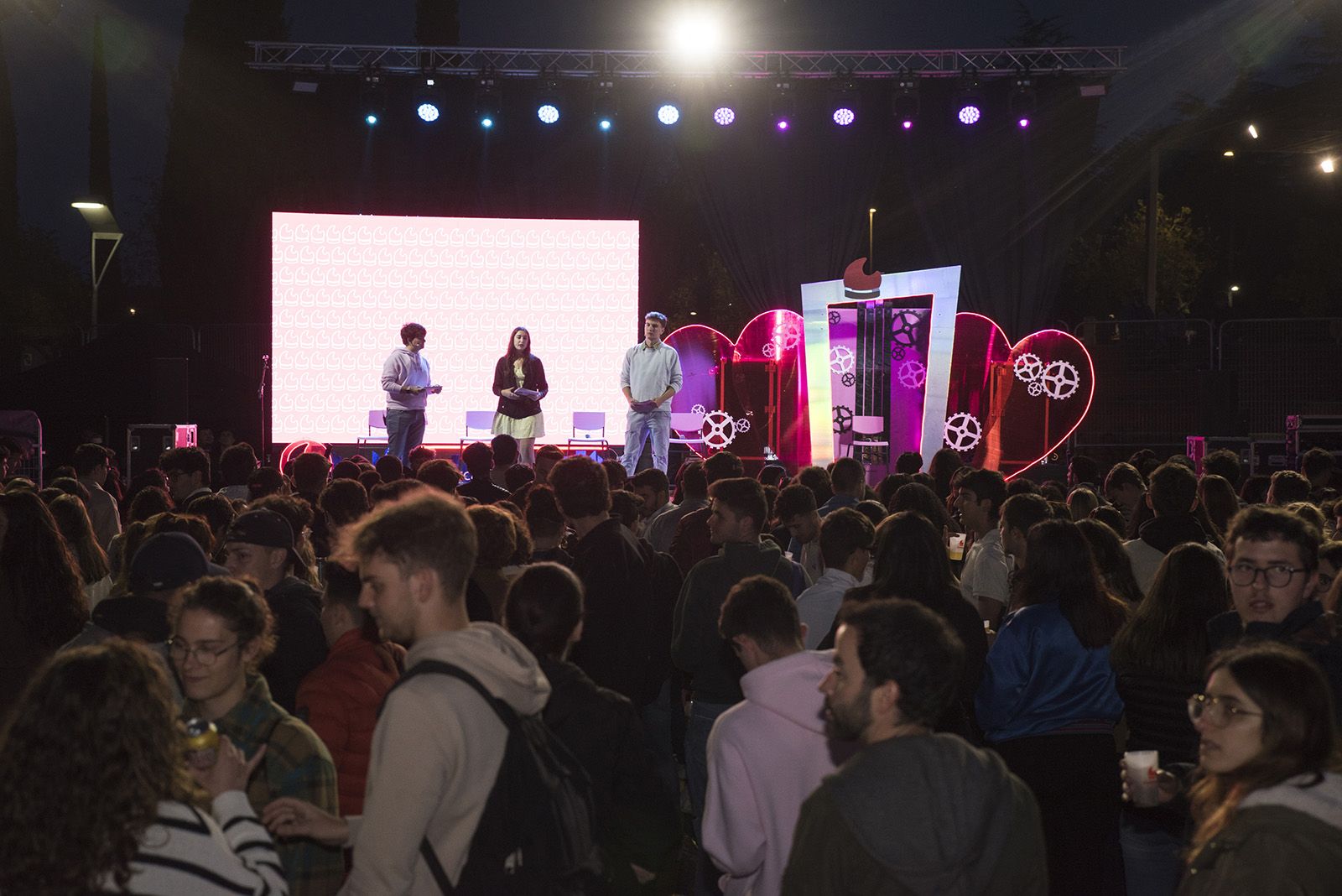 Tindercat presencial per Sant Jordi. FOTO: Bernat Millet.