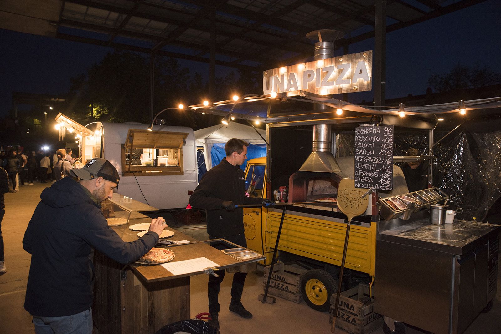 Tindercat presencial per Sant Jordi. FOTO: Bernat Millet.