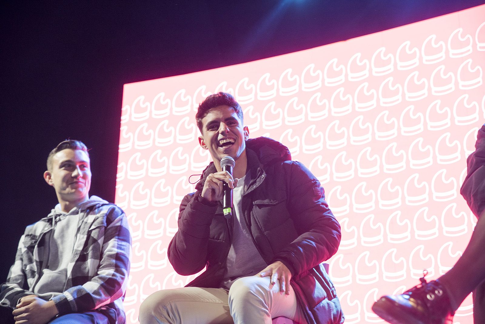 Tindercat presencial per Sant Jordi. FOTO: Bernat Millet.