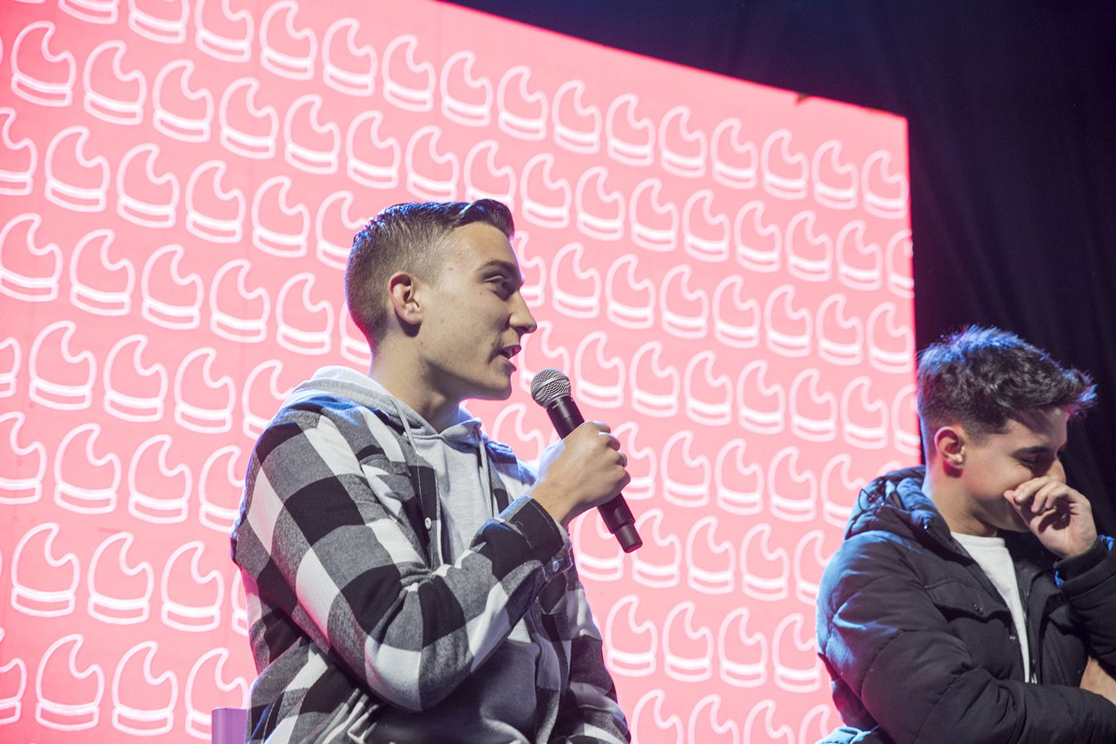 Tindercat presencial per Sant Jordi. FOTO: Bernat Millet.