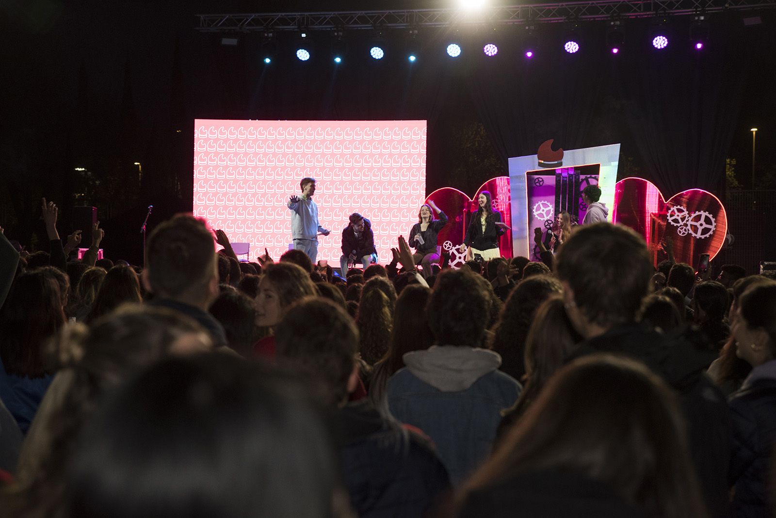 Tindercat presencial per Sant Jordi. FOTO: Bernat Millet.