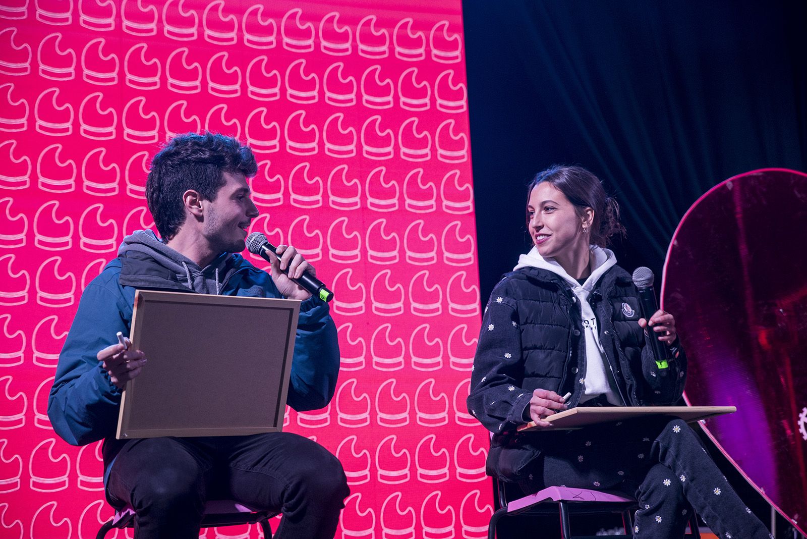 Tindercat presencial per Sant Jordi. FOTO: Bernat Millet.