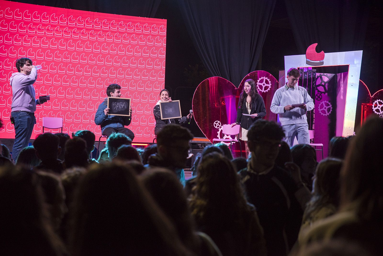 Tindercat presencial per Sant Jordi. FOTO: Bernat Millet.
