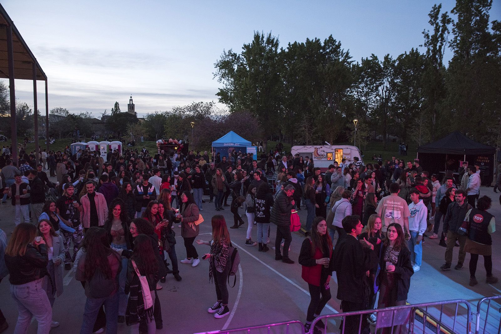 Tindercat presencial per Sant Jordi. FOTO: Bernat Millet.