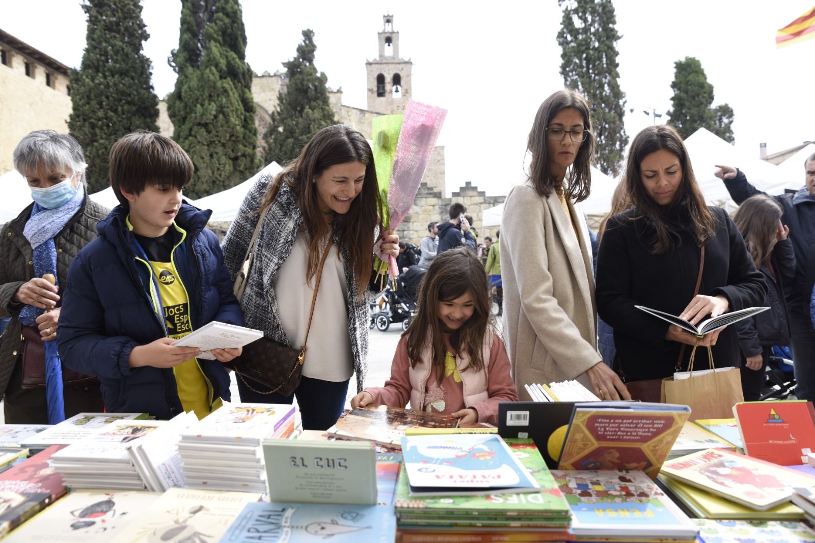 Parades de llibres a la plaça d'Octavià. FOTO: Bernat Millet