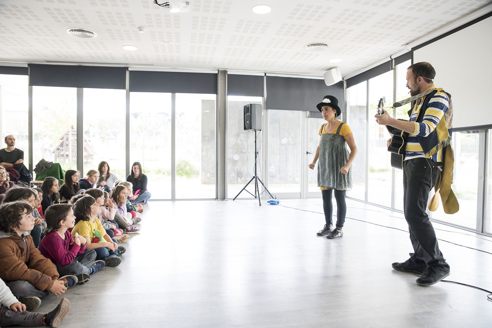 Sant Jordi a Mira-sol. "Ballalacanalla”, a càrrec de la Cia. FOTO: Bernat Millet.