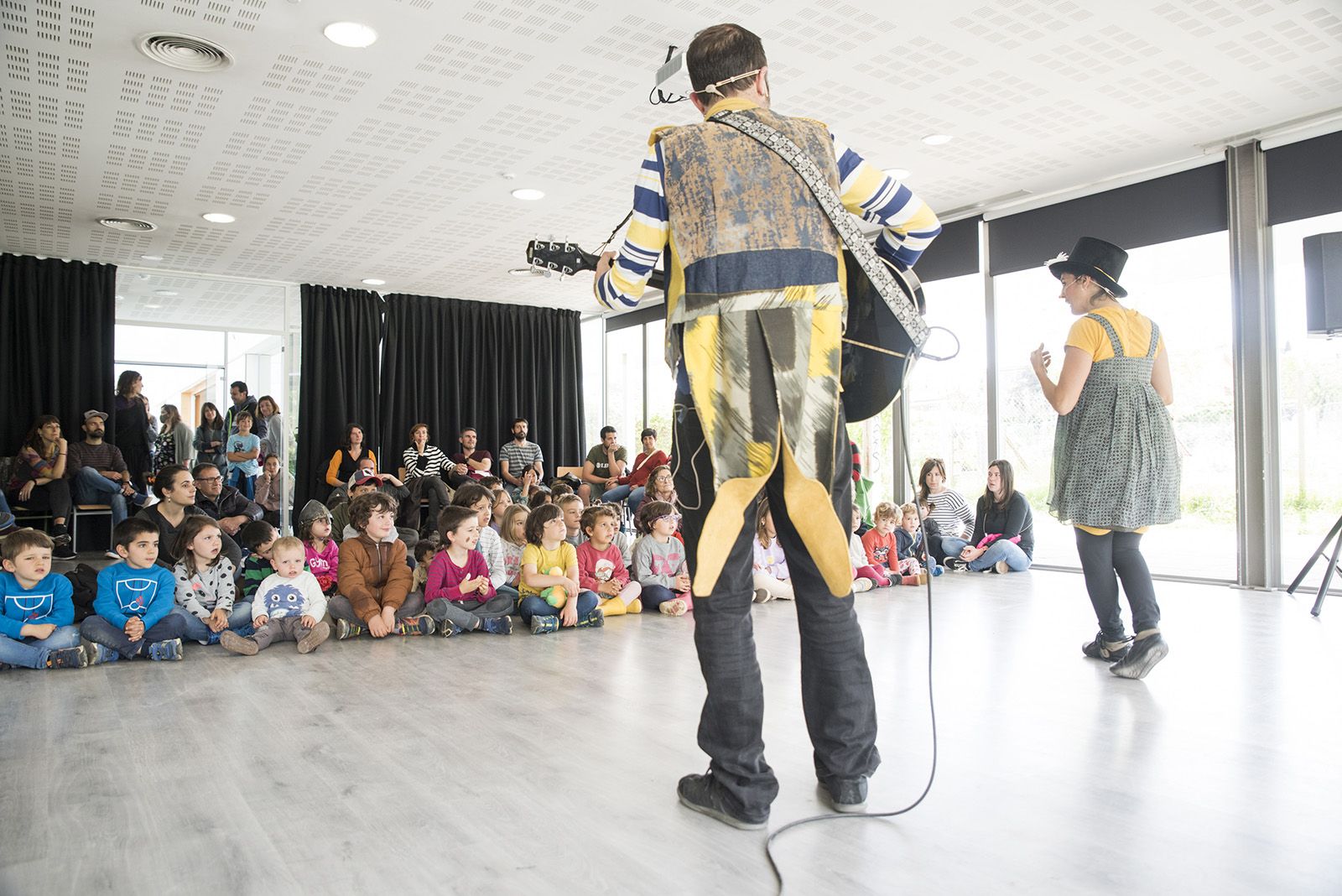 Sant Jordi a Mira-sol. "Ballalacanalla”, a càrrec de la Cia. FOTO: Bernat Millet.