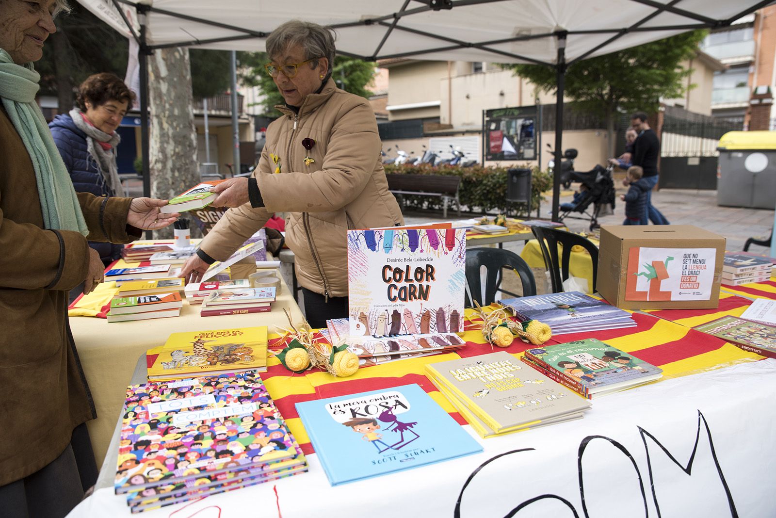 Sant Jordi infantil a la plaça del Coll. FOTO: Bernat Millet.