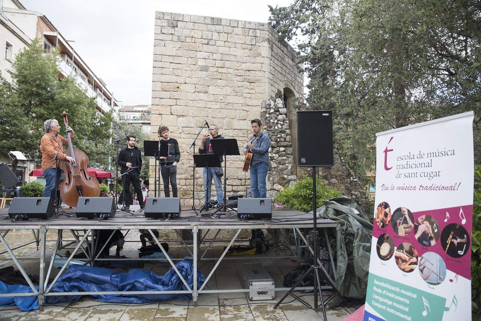 Actuació de l'Escola de Música Tradicional de Sant Cugat a Sant Cugat. FOTO: Bernat Millet.