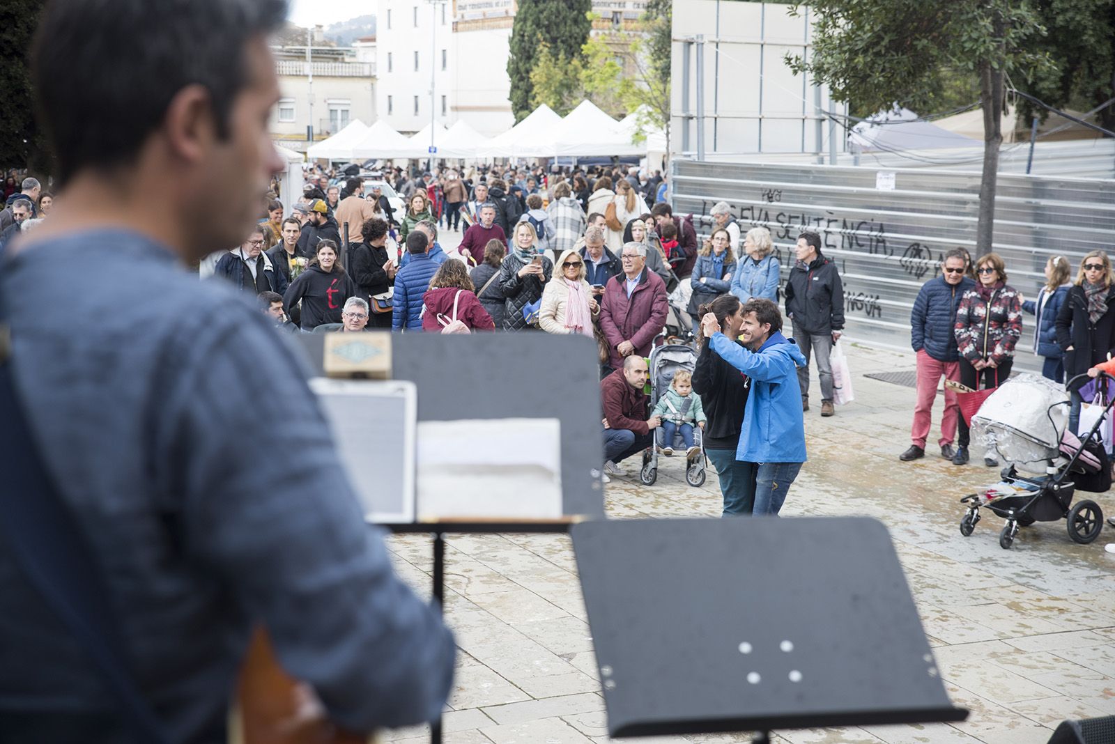 Actuació de l'Escola de Música Tradicional de Sant Cugat per Sant Jordi a Sant Cugat. FOTO: Bernat Millet.