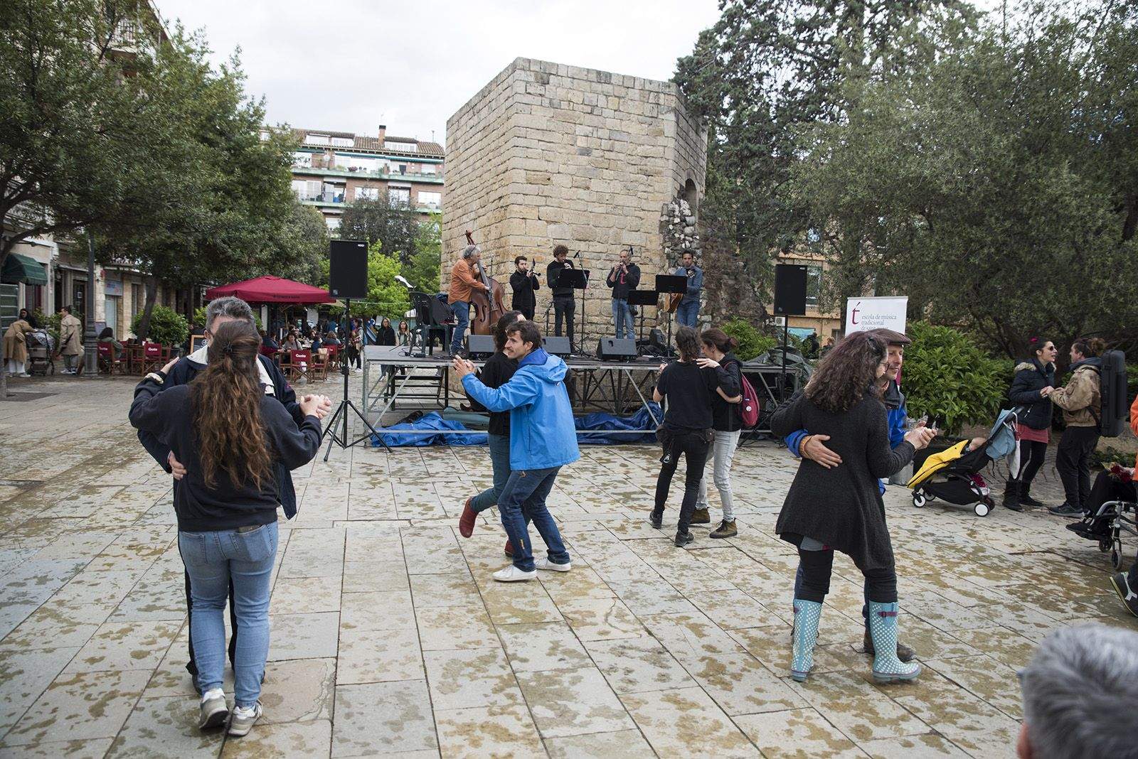 Actuació de l'Escola de Música Tradicional de Sant Cugat per Sant Jordi a Sant Cugat. FOTO: Bernat Millet.