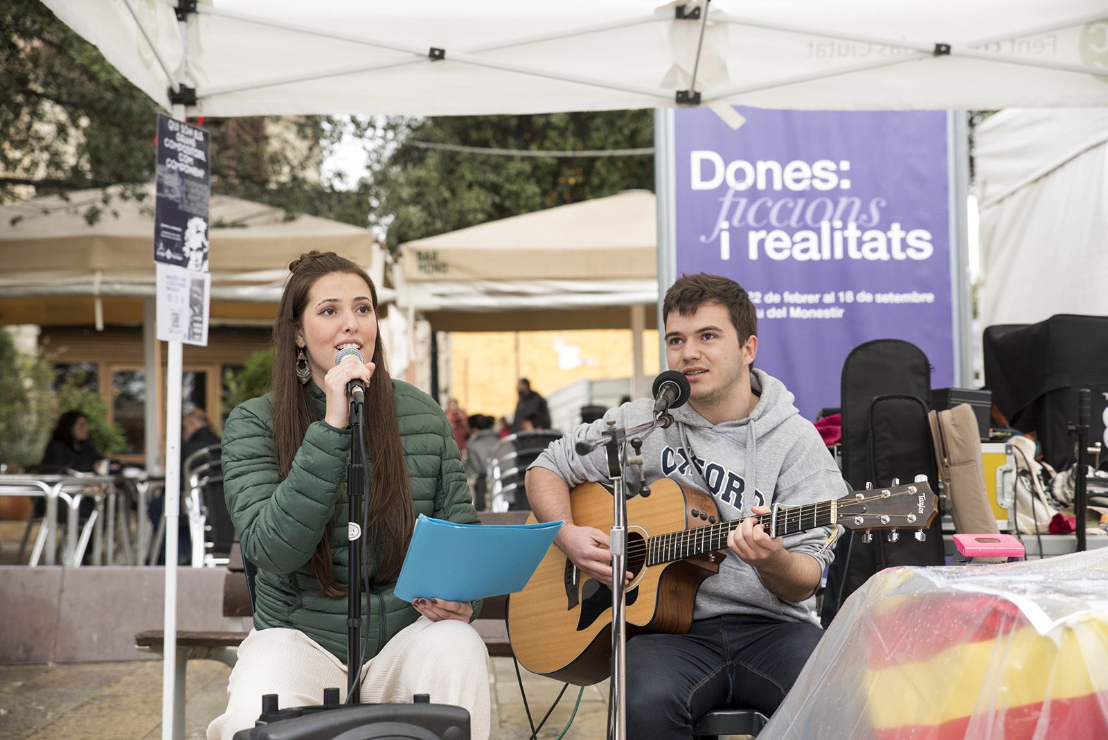 Roses musicals a la paradeta de roses de Fusió a plaça Octavià. FOTO: Bernat Millet.