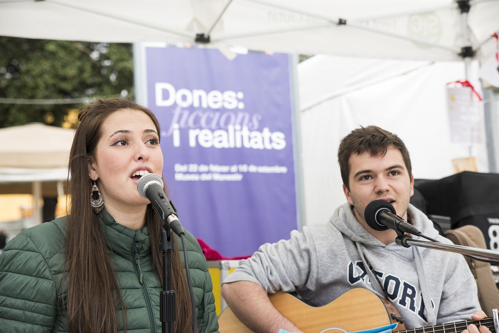 Roses musicals a la paradeta de roses de Fusió a plaça Octavià. FOTO: Bernat Millet.