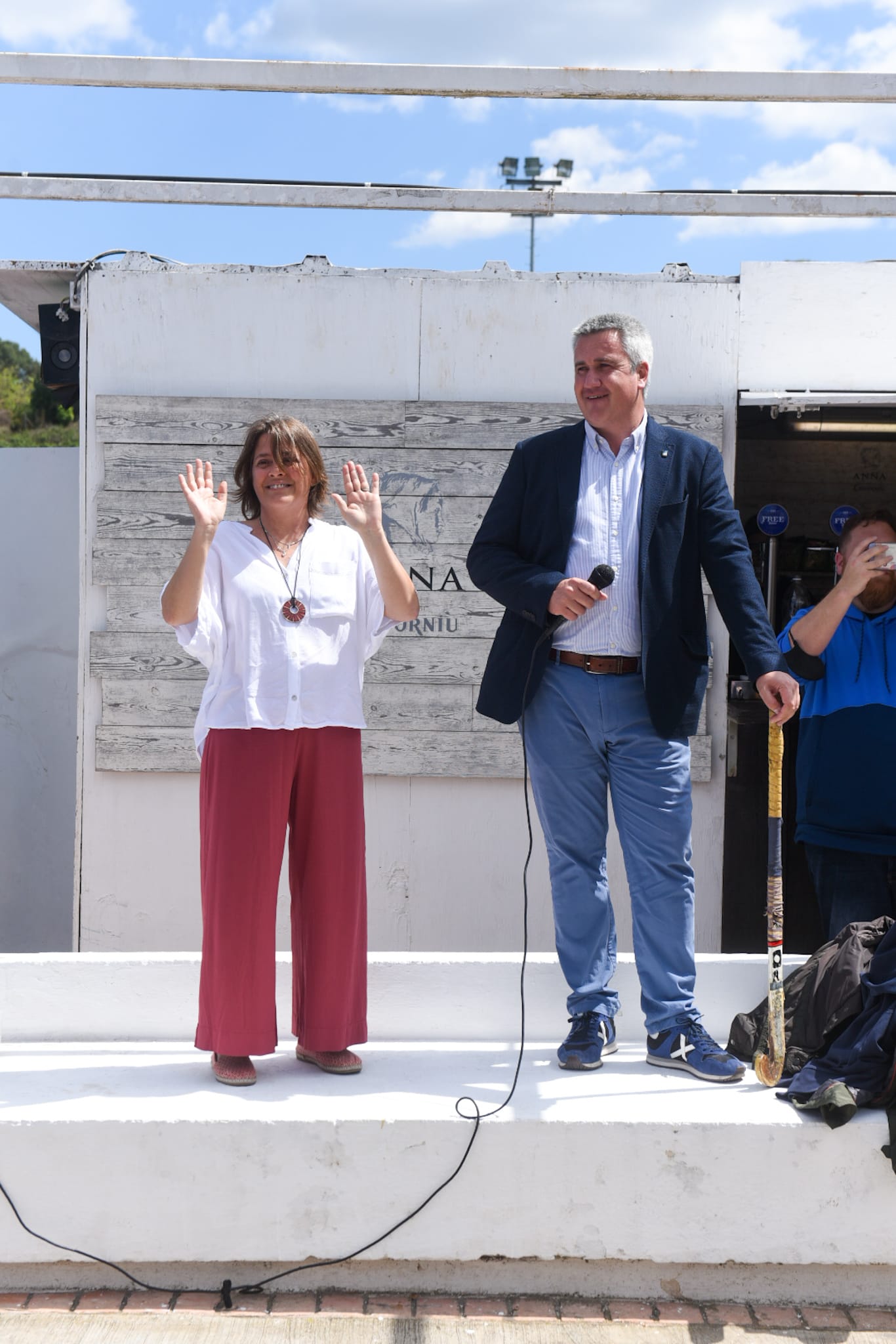 Eli Maragall rep l'insígnia Lluis Serrahima. FOTO: Alberto Canalejo