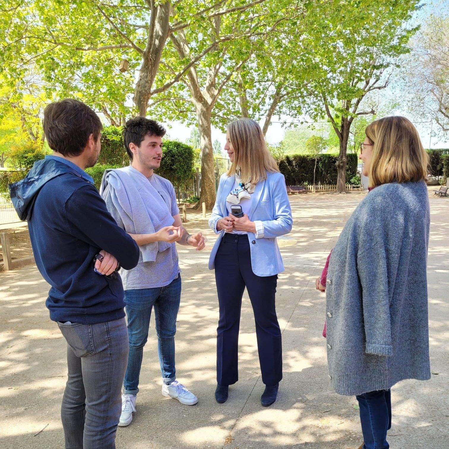 Miki Núñez ha entregat un guardó a l'Institut-Escola Catalunya per promoure l'alimentació saludable i de proximitat en centres educatius. FOTO: Twitter Ajuntament