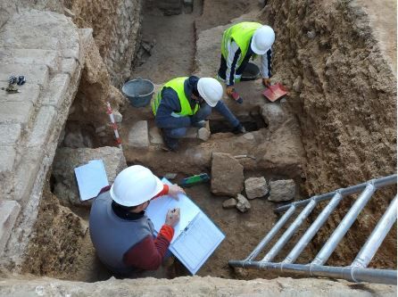 Obres de restauració a la muralla del Monestir. FOTO: Ajuntament