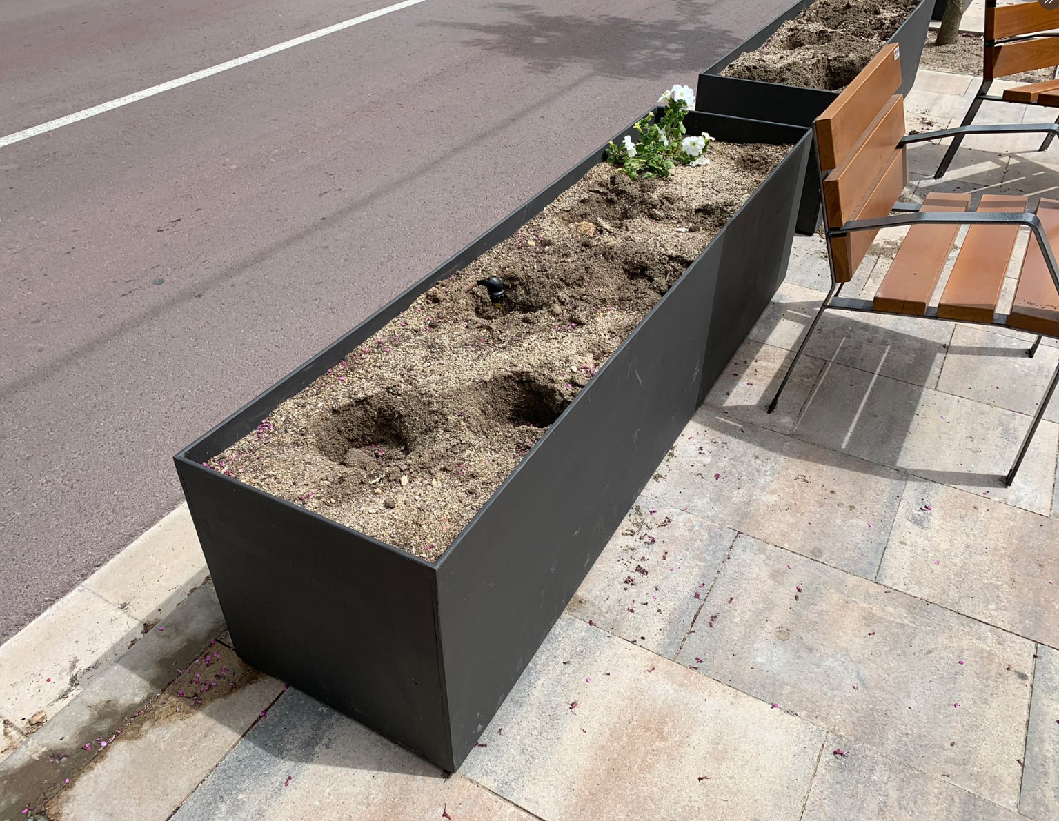 Una de les jardineres afectades a Valldoreix FOTO: EMD