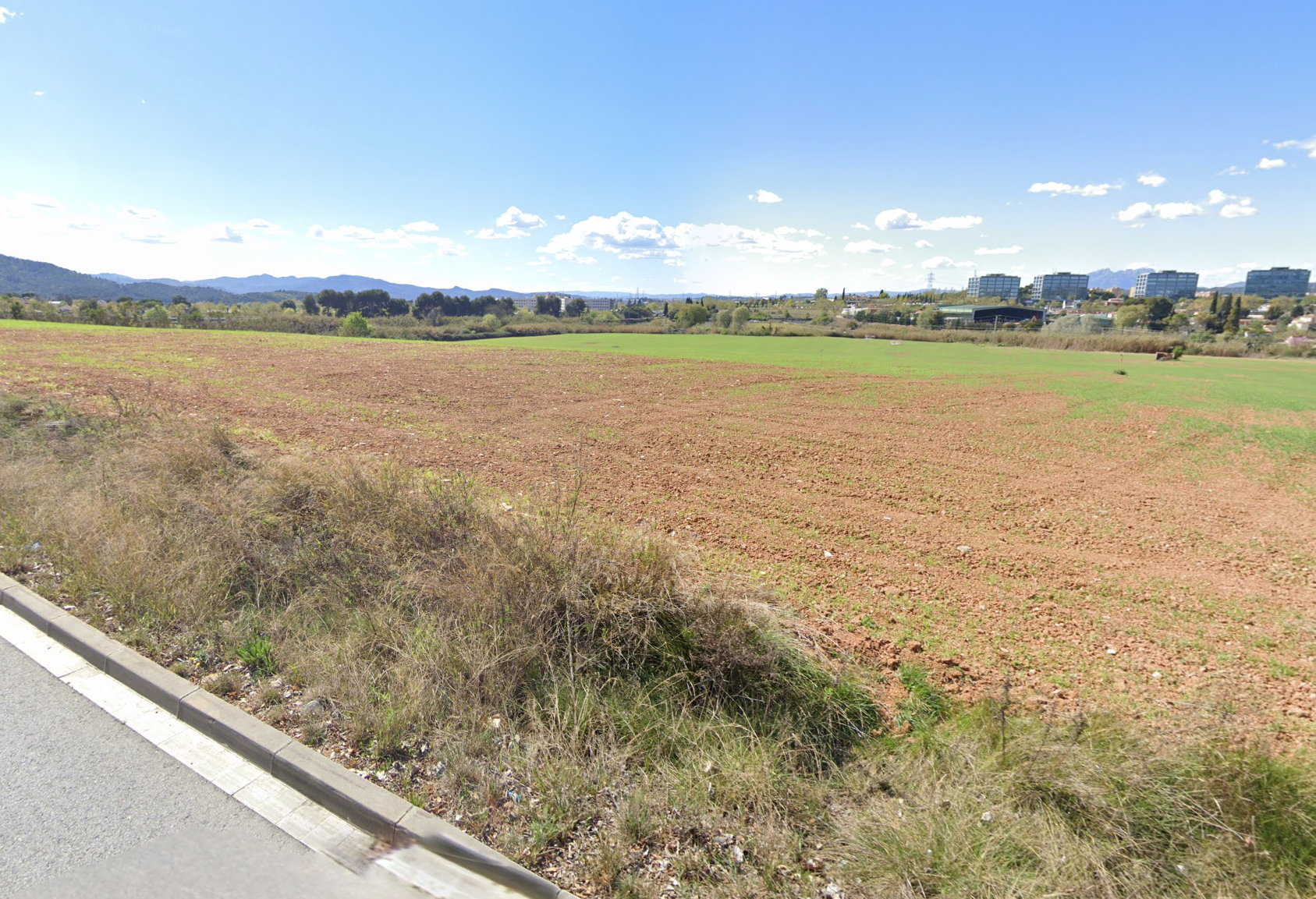 Terrenys a la zona de Can Mates Oest, una de les zones on s'edificarà FOTO: Google Maps