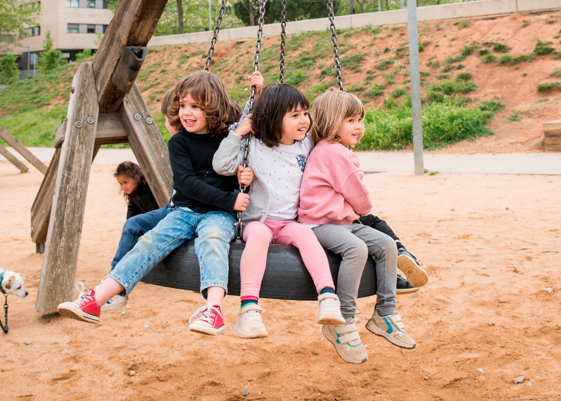 Nens i nenes al parc infantil dels tobogans de Can Mates. Foto Bernat Millet