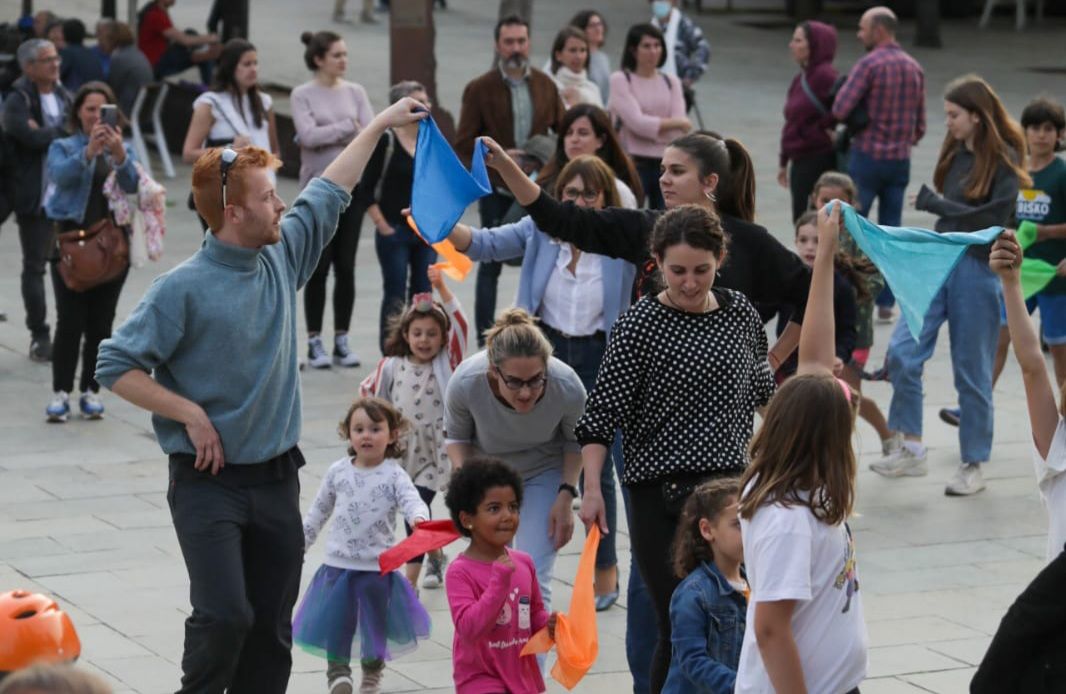 L'Esbart i Mediterrània treuen el públic a ballar. FOTO: Ajuntament
