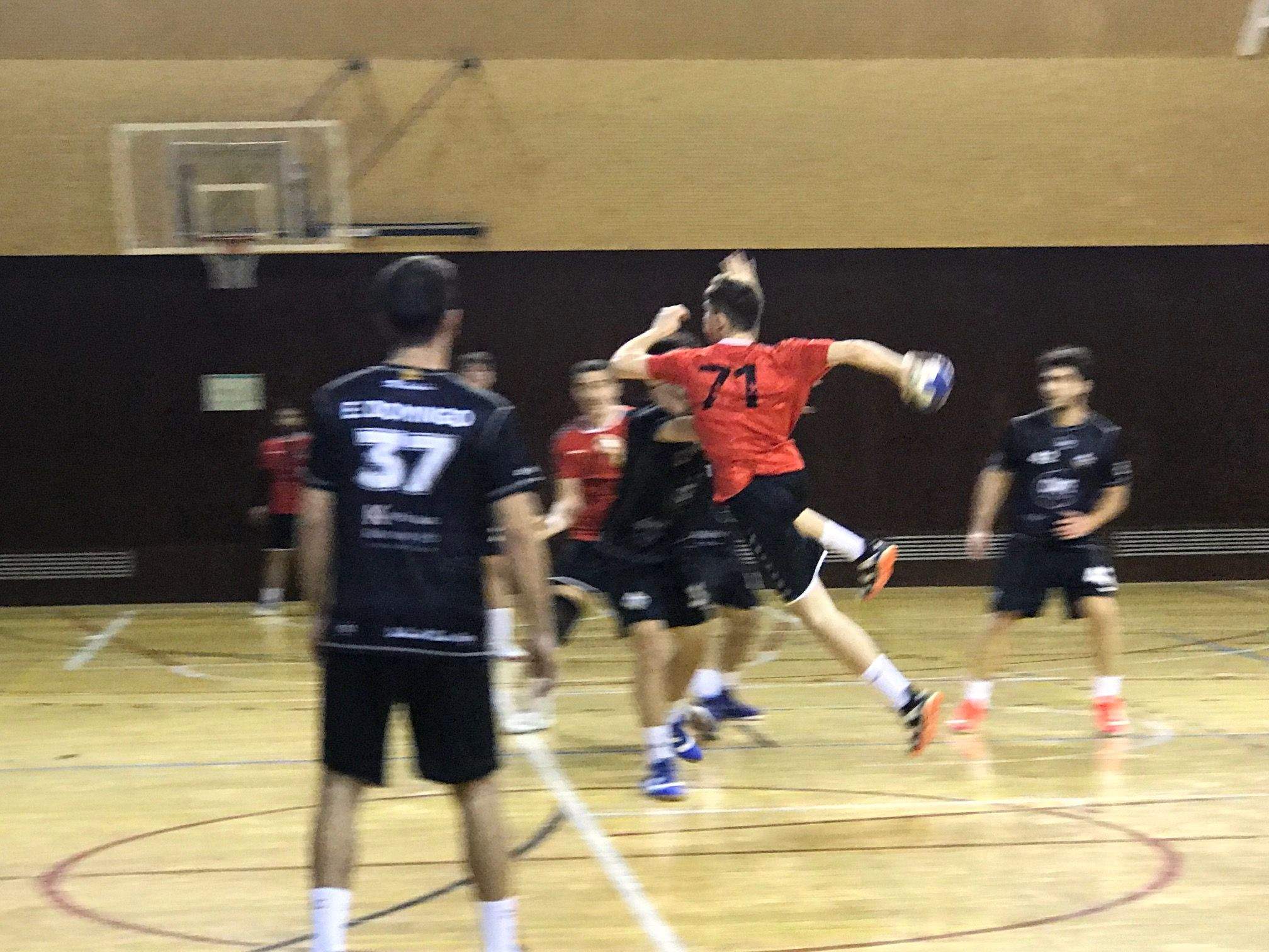 L'Handbol Sant Cugat guanya i segueix en la lluita per les fases d'ascens. FOTO: Nielo Ballart