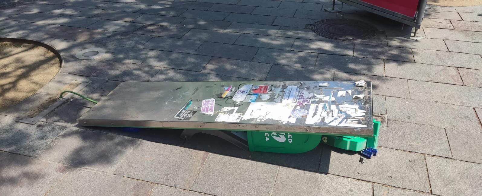 Així va quedar el desfibril·ador de la plaça de Lluís Millet FOTO: Cedida 
