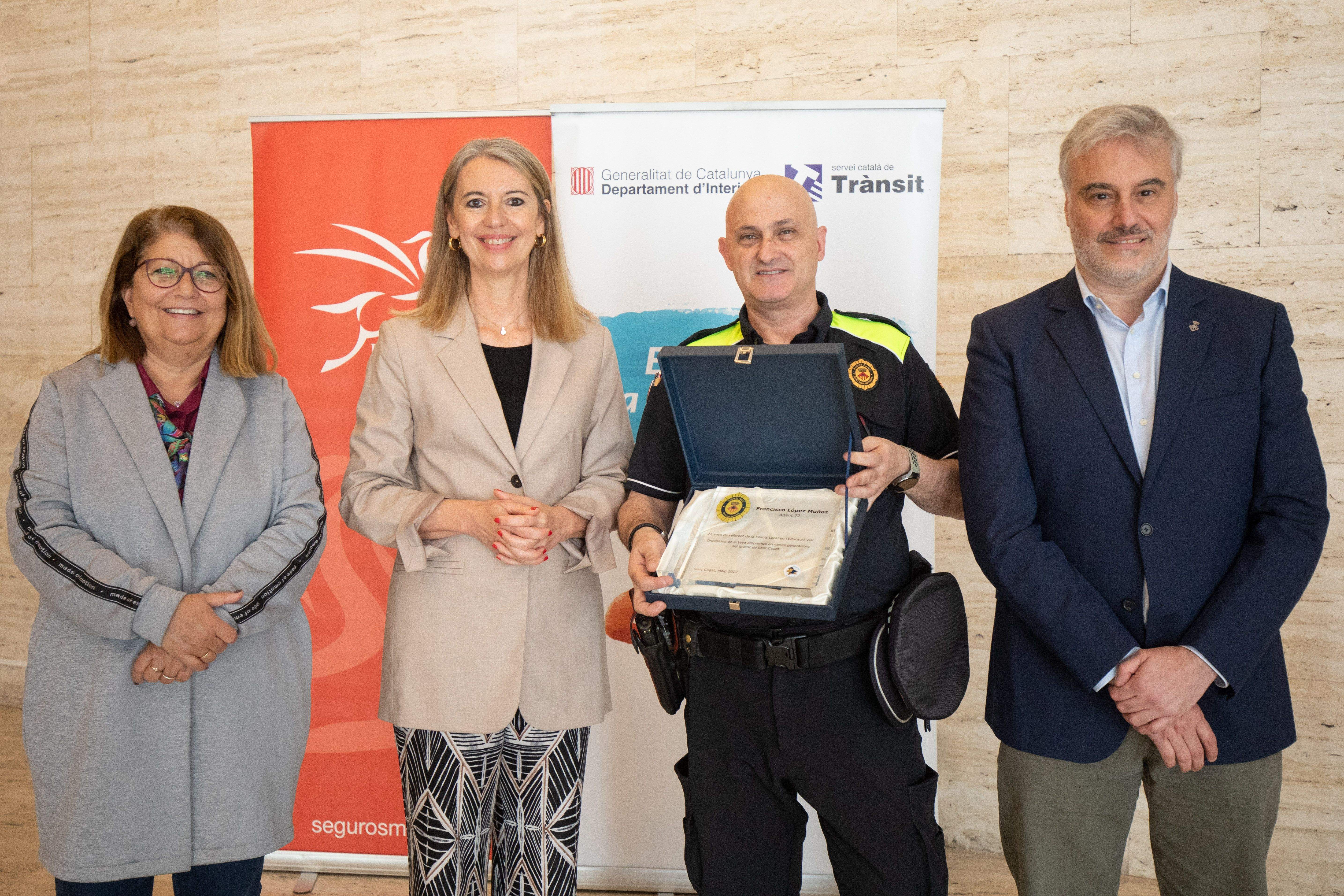 Francisco López rep un reconeixement de la Policia Local. FOTO: Ajuntament