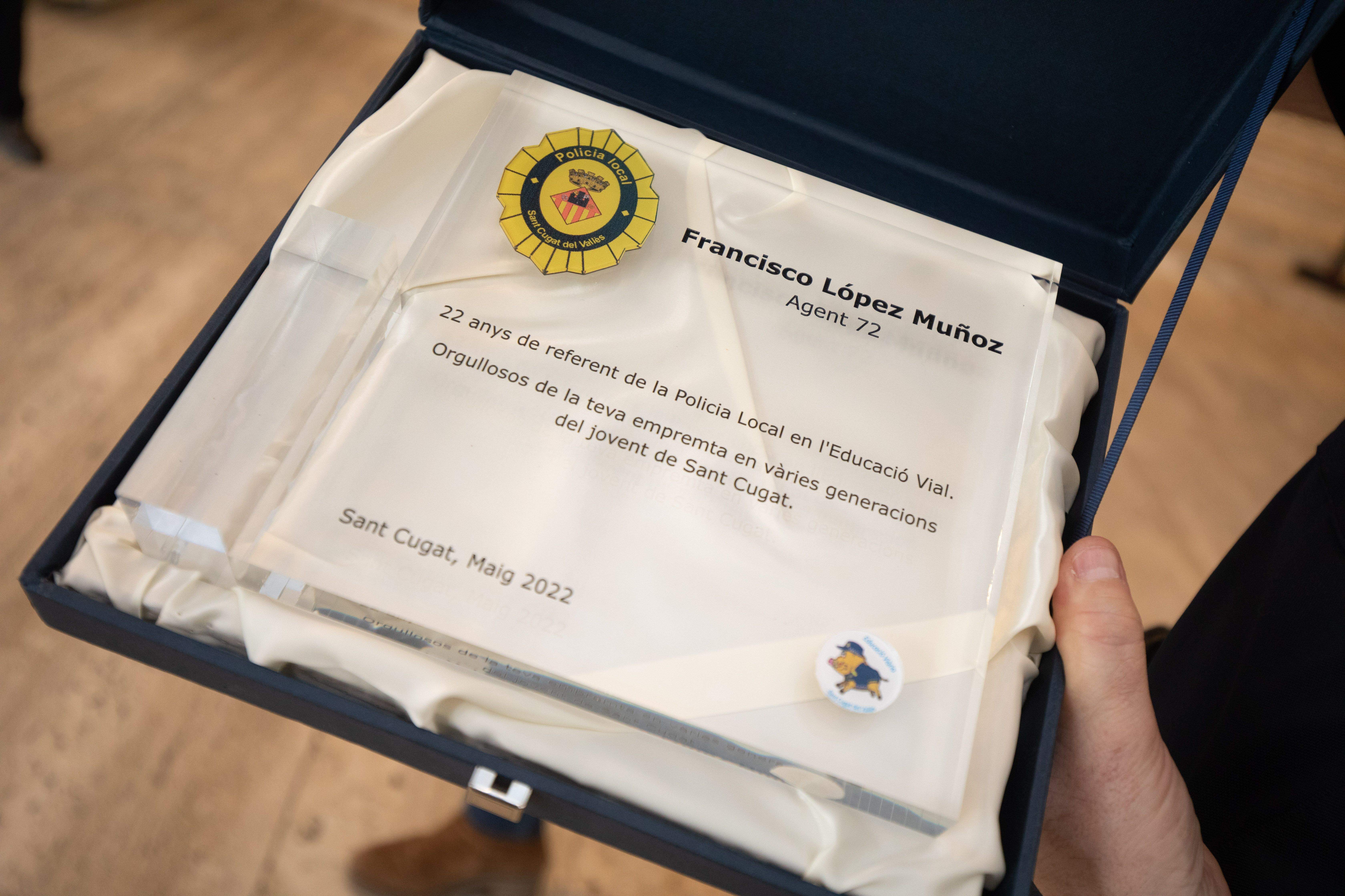 Francisco López rep un reconeixement de la Policia Local. FOTO: Ajuntament