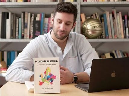 Javier del Castillo Gracia amb el seu nou llibre. FOTO: Instagram