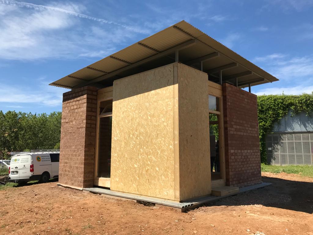 El mòdul s'alça a l'Escola Tècnica Superior d'Arquitectura del Vallès i està format per tiges de blat de moro i gira-sol. FOTO: Nielo Ballart