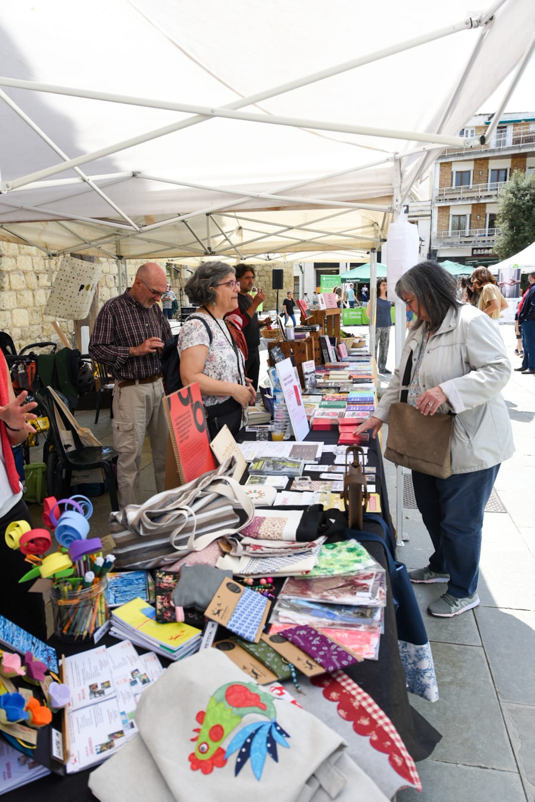 La jornada del Mes del Comerç Just ha comptat amb un fira de productes d'entitats i comerços. FOTO: Ajuntament