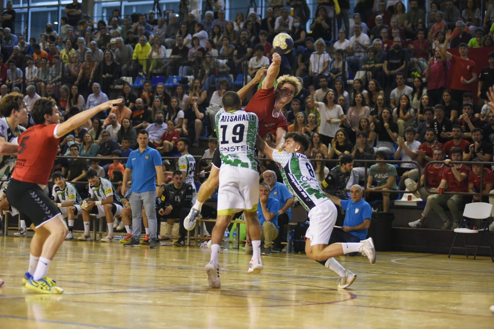 Jan Rof, de l'Handbol Sant Cugat, en la derrota davant l'OAR Gràcia Sabadell. FOTO: Bernat Millet