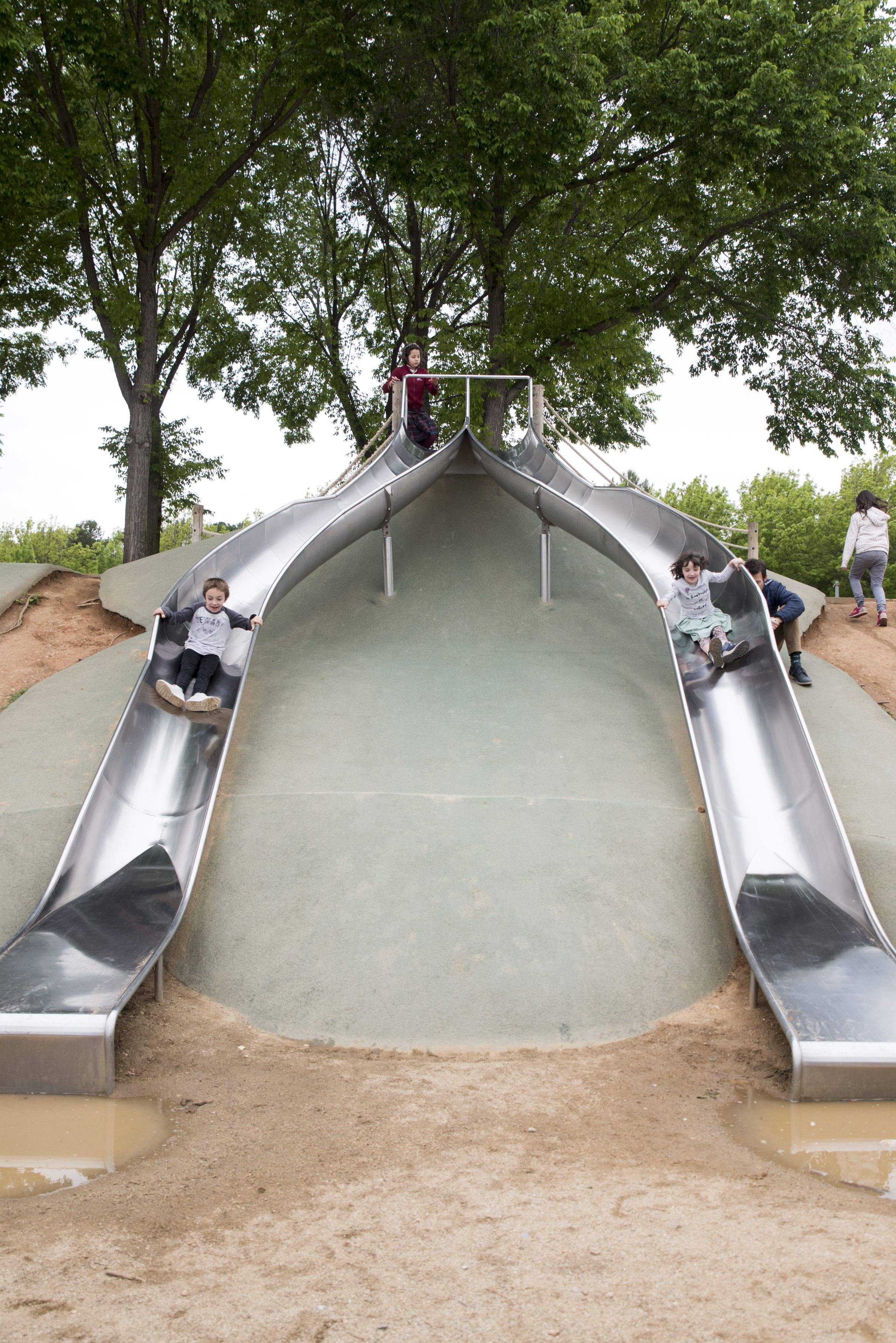 Parc infantil dels tobogans a Can Mates. Foto Bernat Millet