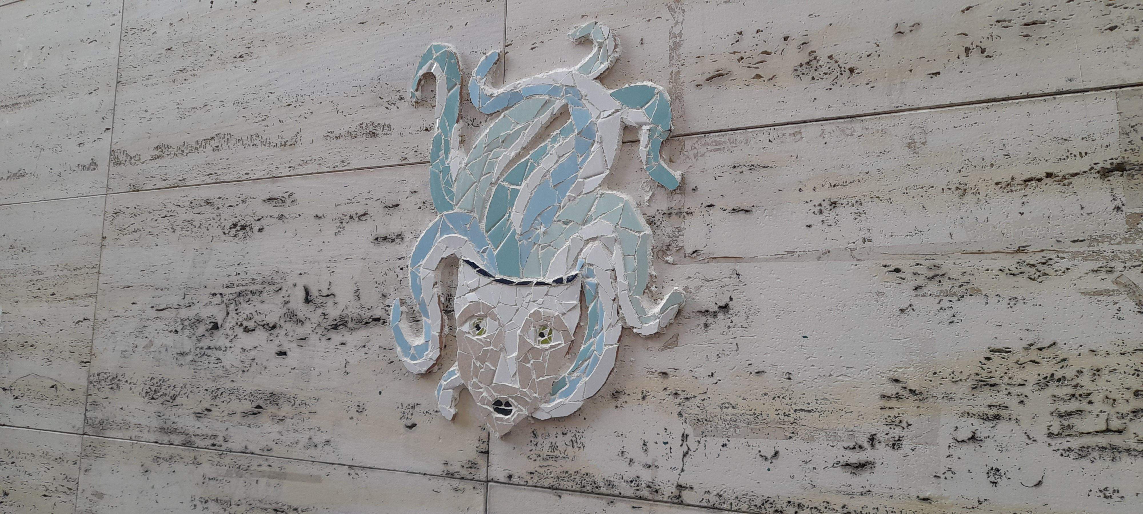 Trencadís al carrer de Gorina. FOTO: Cristina Cabasés