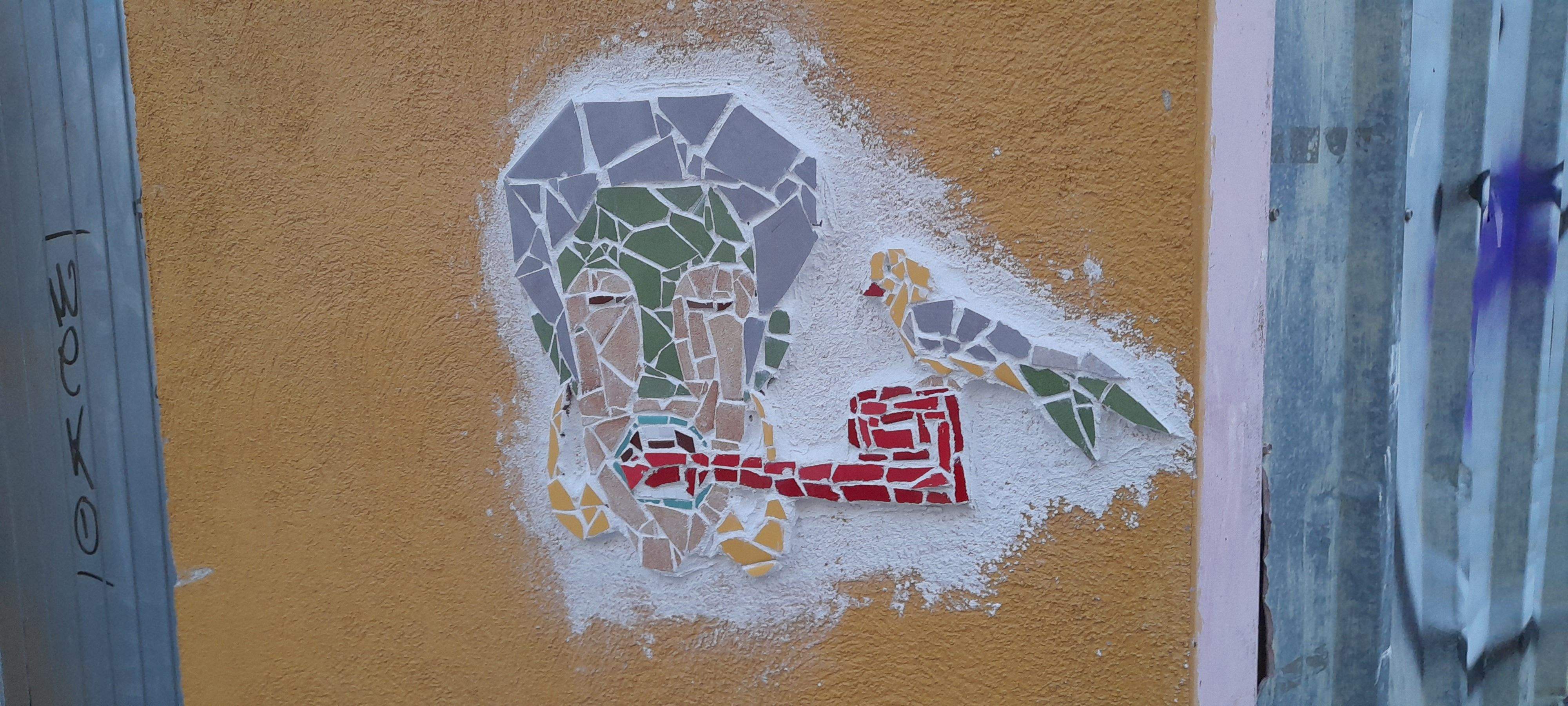 Trencadís al carrer de Sant Medir. FOTO: Cristina Cabasés