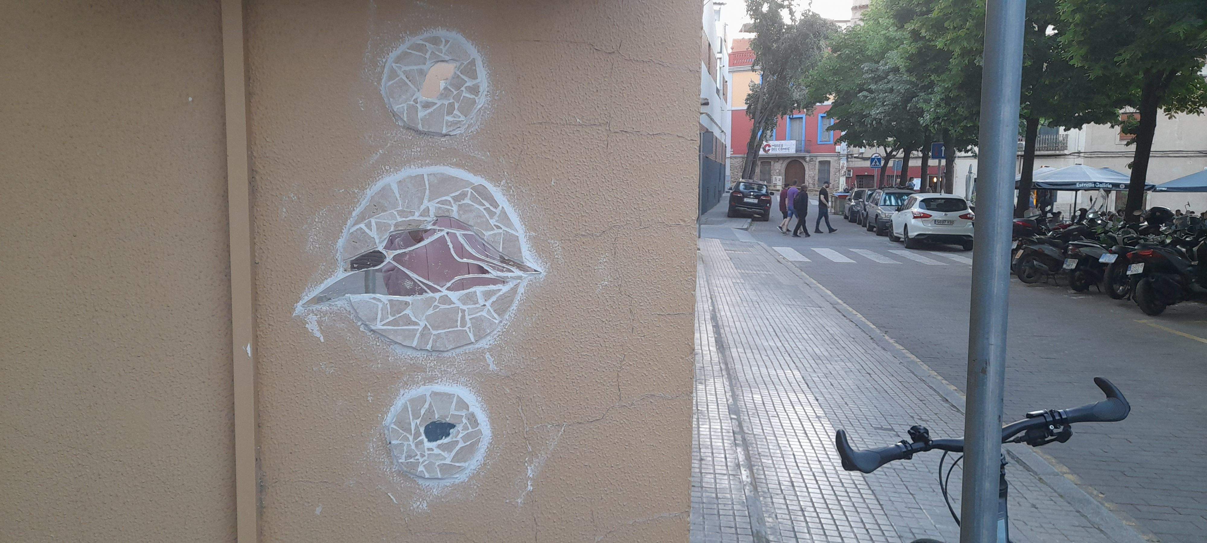 Trencadís a la plaça de Pep Ventura. FOTO: Cristina Cabasés