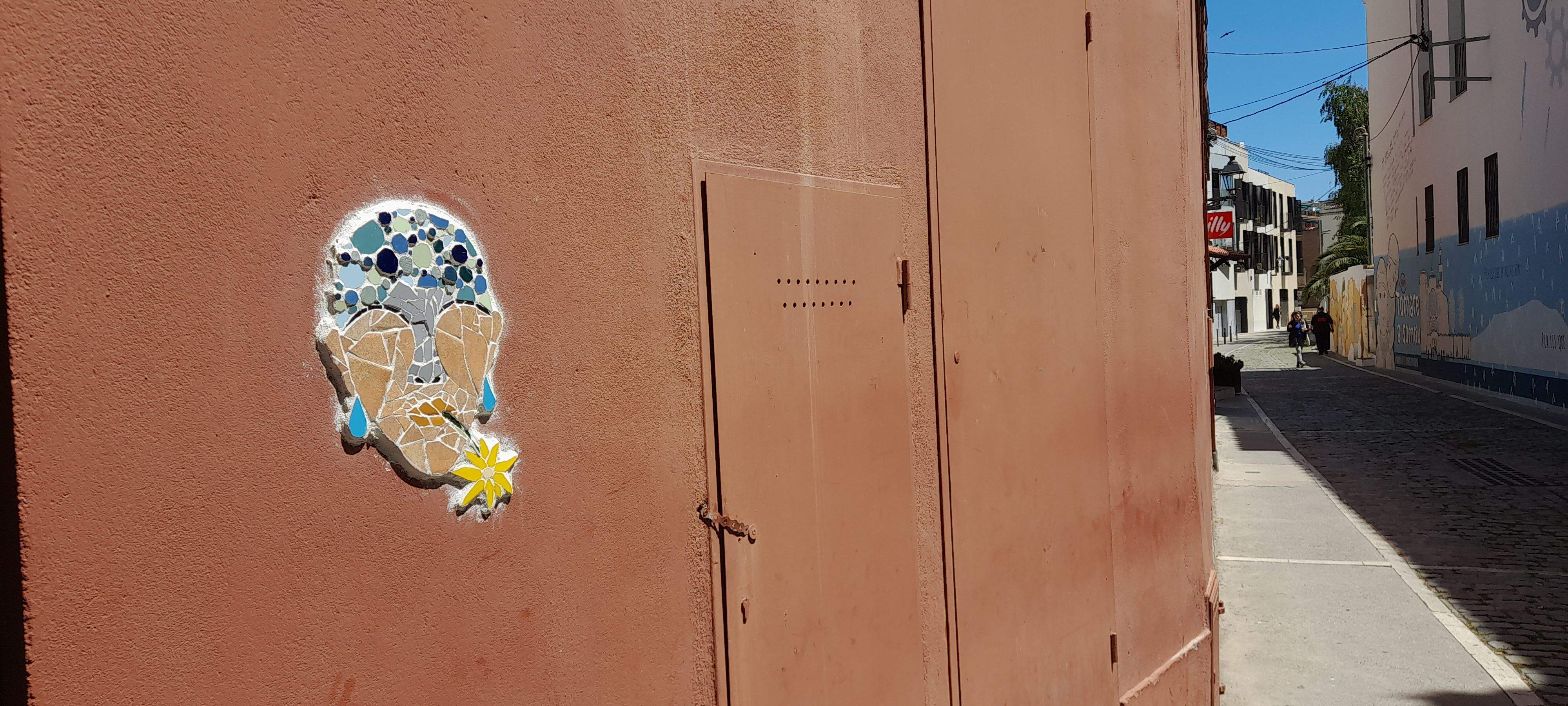 Trencadís al carrer de Torrent de la Bomba. FOTO: Cristina Cabasés